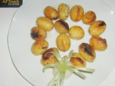 Recette Les pommes grenailles rôties contisées a l'ail rose