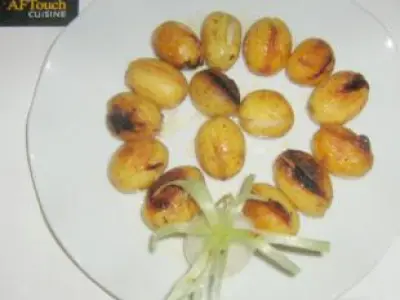 Recette Les pommes grenailles rôties contisées a l'ail rose