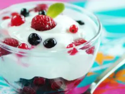 Recette Mousse de yaourt sur fruits rouges