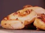 Pain roulé aux oignons et poivron rouge, coloré et ensoleillé