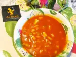 Soupe glacée de tomates, colorée et ensoleillée