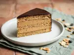 Gâteau suprême à la crème mousseline praliné, idéal pour un grand repas