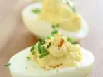 Œufs mimosas aux crevettes, goûteux et parfumés