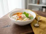Soupe chinoise aux ravioles, fraîche et végétarienne