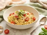 Spaghettis ail, tomates et basilic, frais et méditerranéens