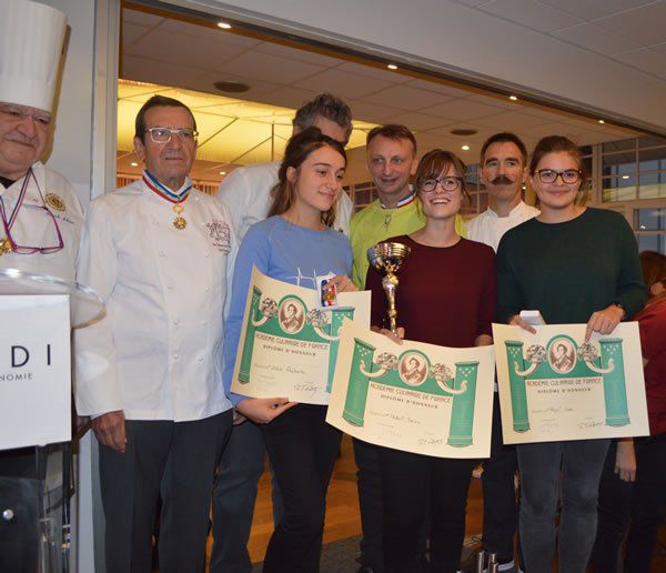 Le trio de filles gagnantes et leur coach Sylvain Sendra