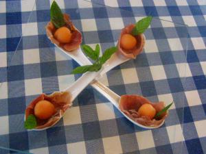 Billes  de melon dans un écrin de jambon crû