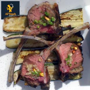 Carré d'agneau sur lit de courgettes