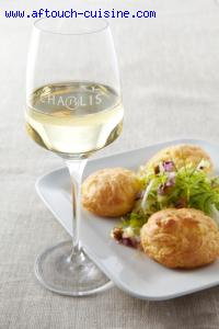 Gougères au comté, salade frisée et vierge de légumes colorés