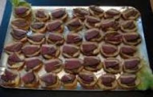 Magret de canard fumé sur toast.