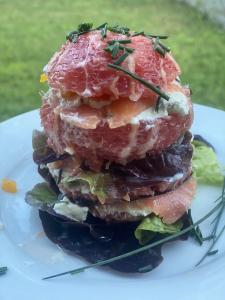 Mille-feuille de pamplemousse au saumon fumé