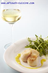 Noix de Saint Jacques vinaigrette crémeuse à la mangue et romarin