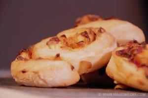 Pain roulé aux oignons et poivron rouge